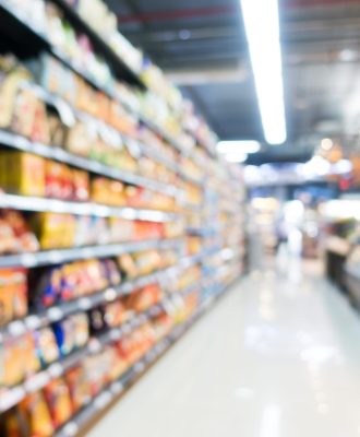 Abstrakcyjne rozmycie supermarketu w domu towarowym i wnętrzu centrum handlowego jako tło